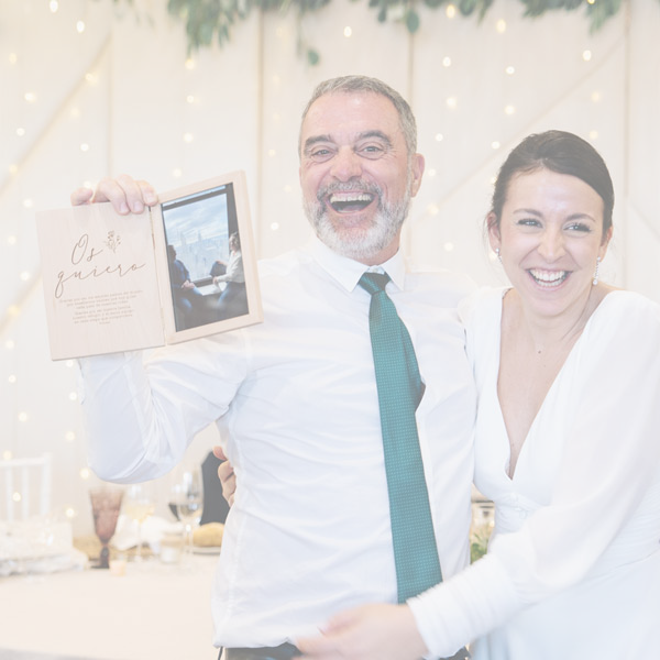 Idees de regals personalitzats per a sorprendre pares i avis el dia del casament